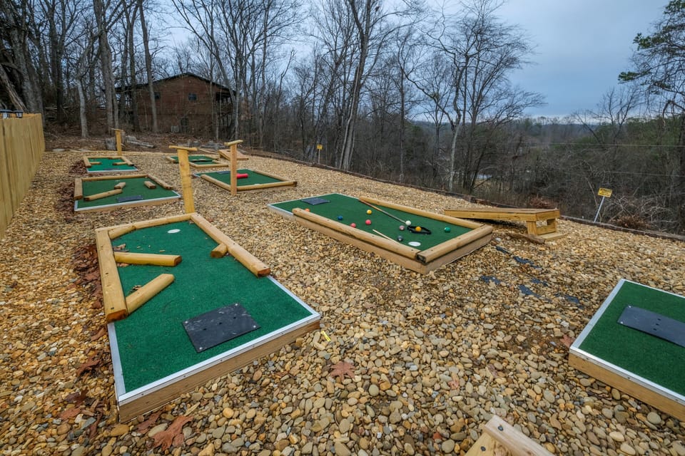 Chalet in Pigeon Forge - "A Paws Place" - 8 hole putt putt course
