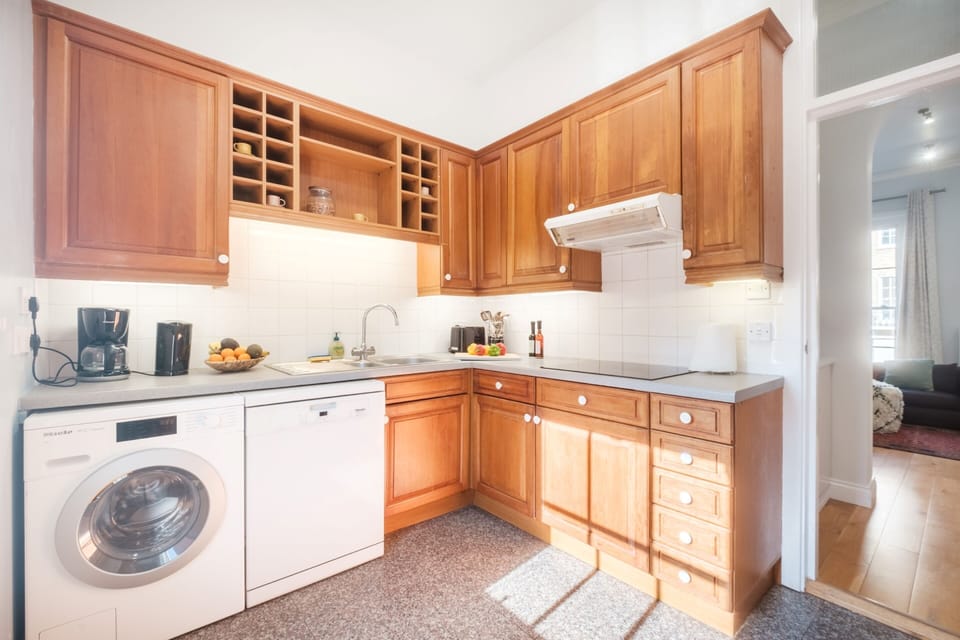 City Apartment | Private kitchen | Fridge, microwave, oven, stovetop