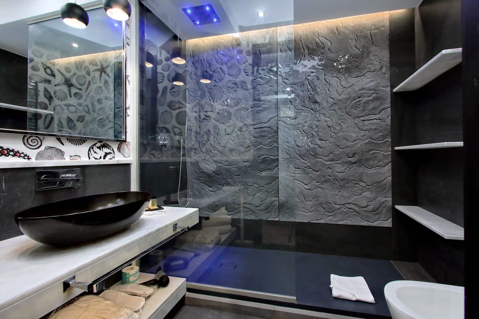 Deluxe Double Room | Bathroom | Shower, free toiletries, hair dryer, slippers