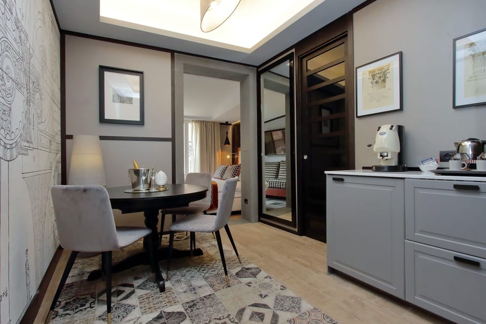 Luxury Studio Suite | Minibar, in-room safe, individually decorated, individually furnished