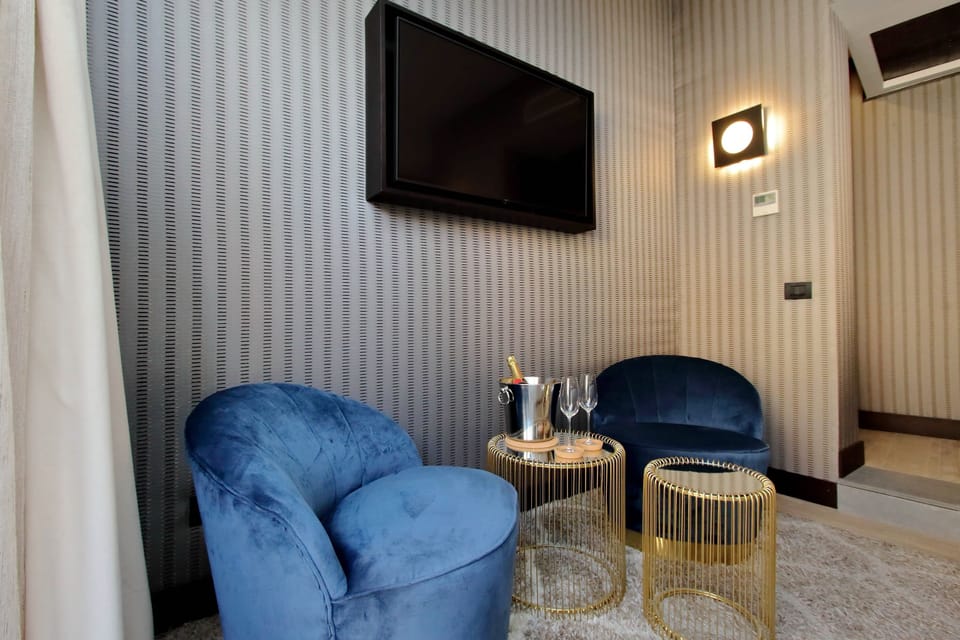 Deluxe Double Room | Minibar, in-room safe, individually decorated, individually furnished