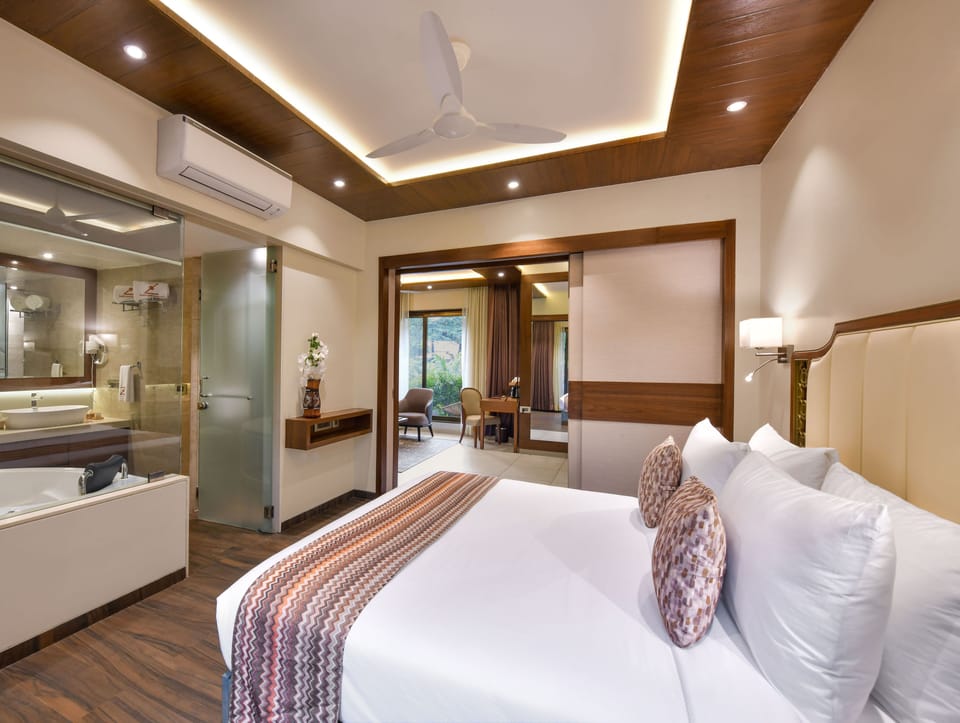 SuiteZ | Minibar, in-room safe, desk, iron/ironing board