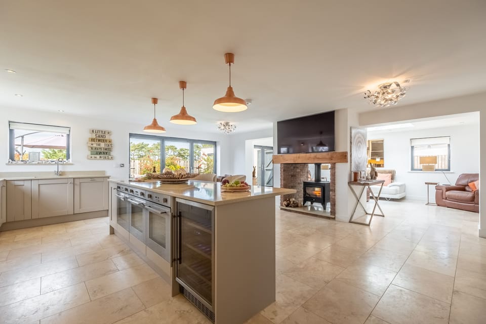 Ground floor: Well-equipped kitchen