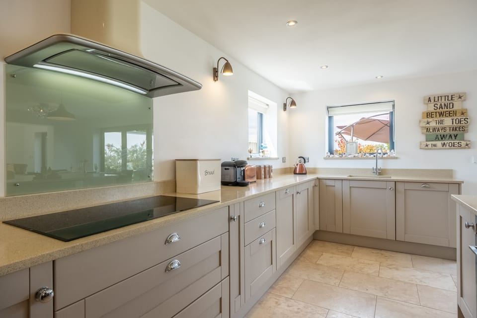 Ground floor: Well-equipped kitchen with modern appliances