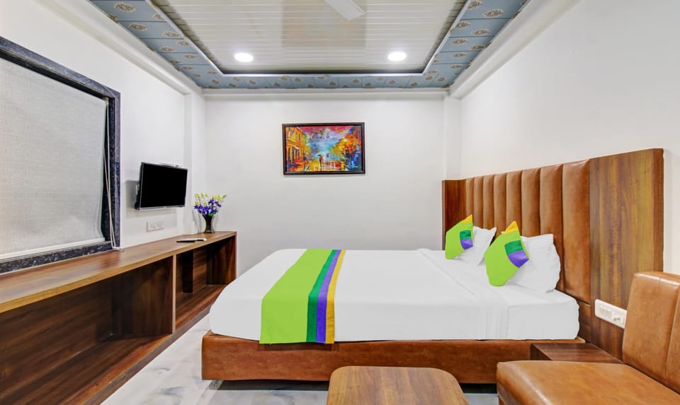 Deluxe Double Room | Desk, iron/ironing board