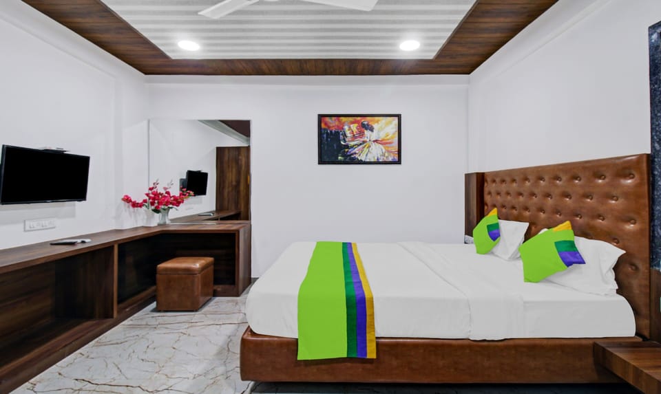 Deluxe Double Room | Desk, iron/ironing board