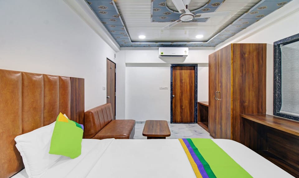Deluxe Double Room | Desk, iron/ironing board