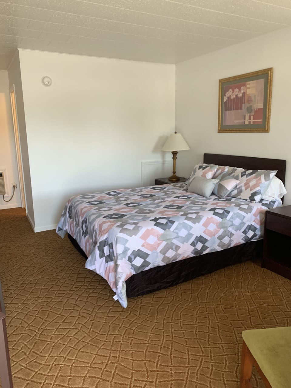 Classic Room, 1 Queen Bed | Desk, blackout drapes, iron/ironing board, free WiFi