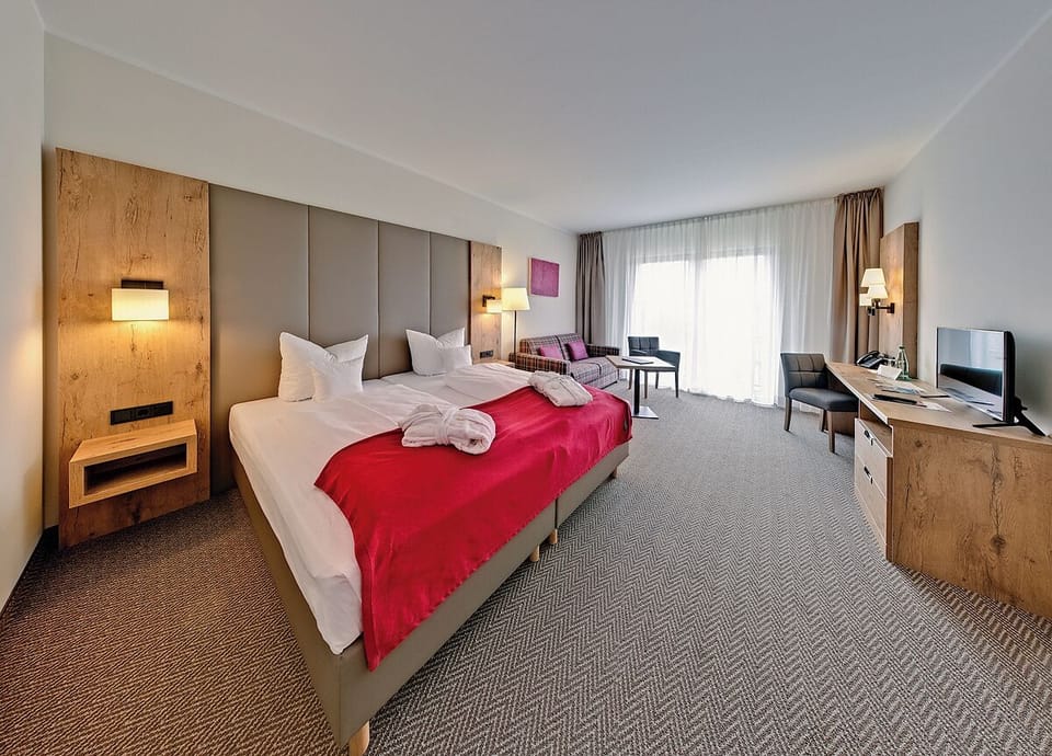 Double Room | Hypo-allergenic bedding, in-room safe, desk, iron/ironing board