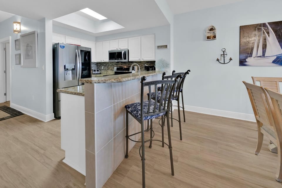 Kitchen with Breakfast Bar