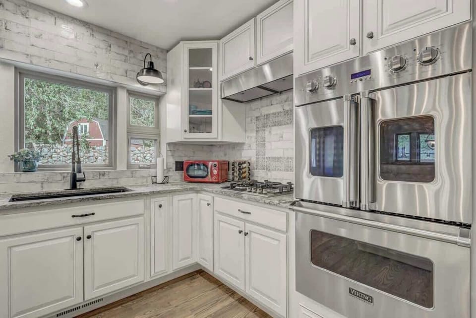 Enjoy cooking in this high-end Viking appliance kitchen!