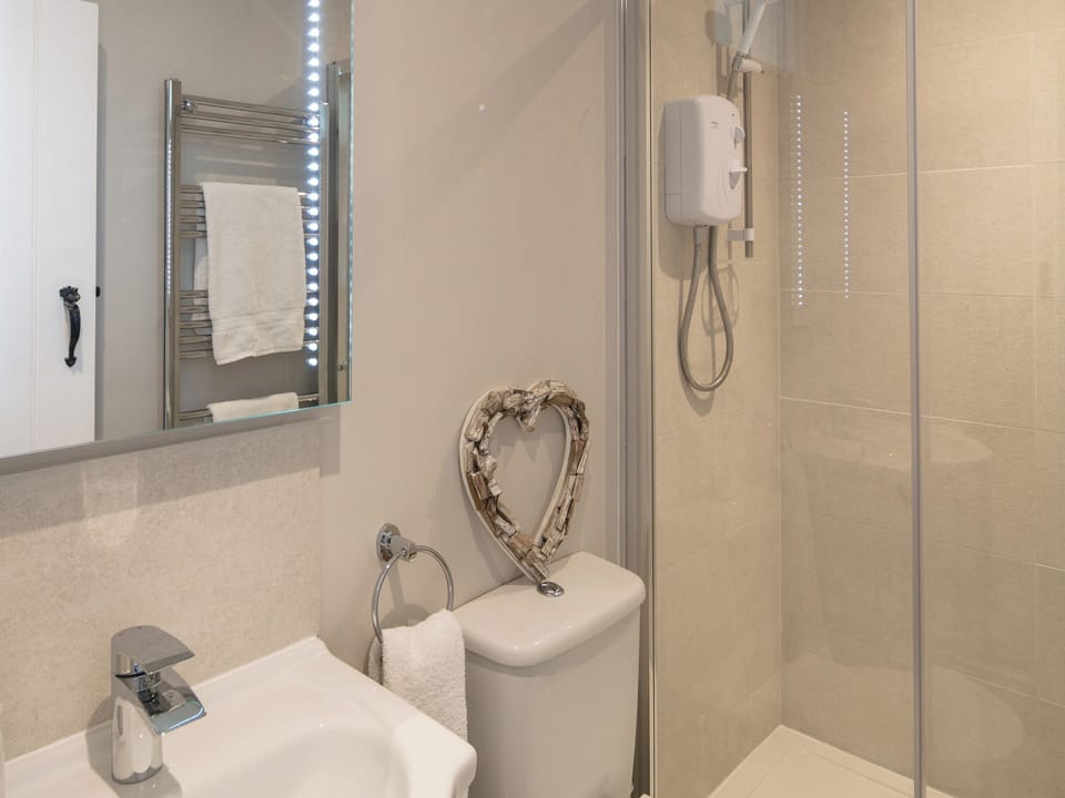 Shower room | Yew Tree Cottage, Willsersey, near Broadway