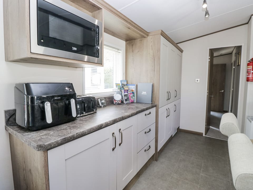 Cottage | Private kitchen | Fridge, dishwasher, electric kettle, toaster