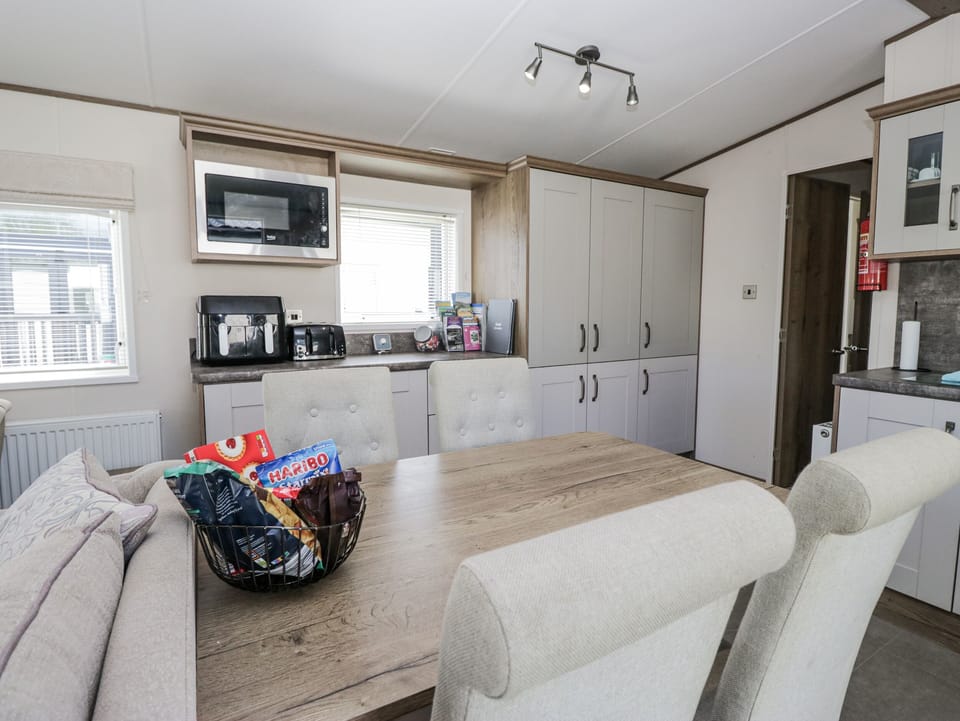 Cottage | Dining