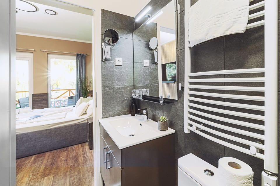 Superior Double Room | Bathroom | Towels, soap, shampoo, toilet paper