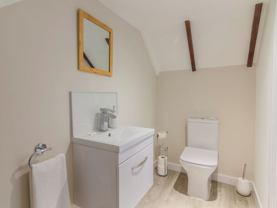 En-suite | Dalnaglar Cottage - Dalnaglar Castle and Cottages, Glenshee, Cairngorms