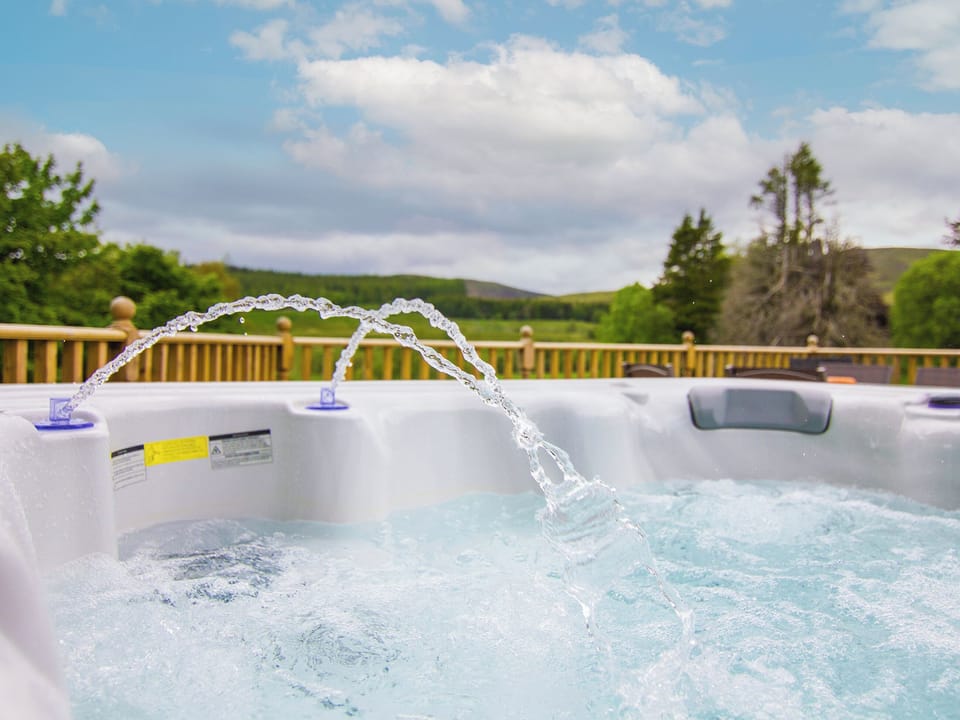 Hot tub | Dalnaglar Cottage - Dalnaglar Castle and Cottages, Glenshee, Cairngorms