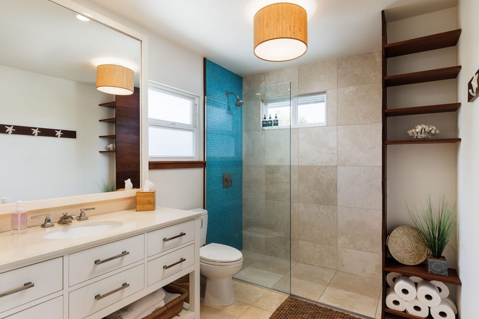 Upstairs ensuite bathroom