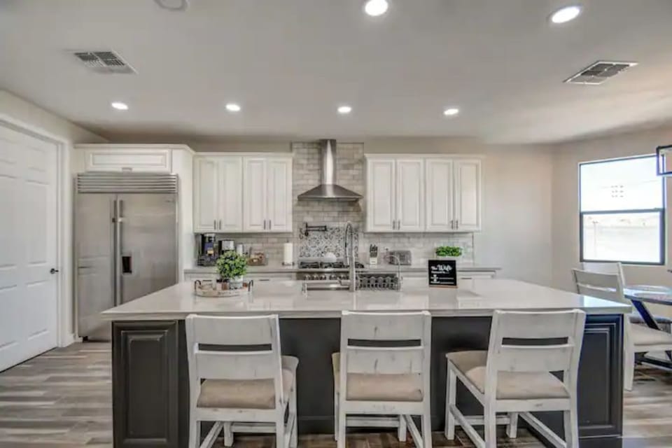 Kitchen eaten island