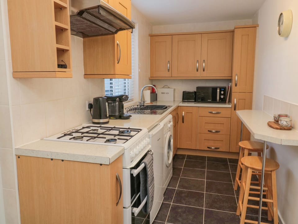 Cottage | Private kitchen | Fridge, electric kettle, toaster, cookware/dishes/utensils