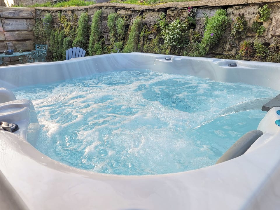 Hot tub | Galleri - Dolgoy Cottages, Llangrannog