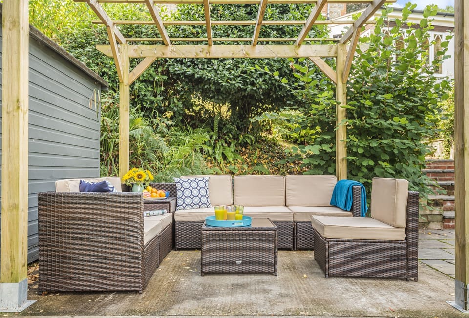 Ryall Hope Cottage, Bridport: The garden terrace allows guests to relax and admire the outstanding views