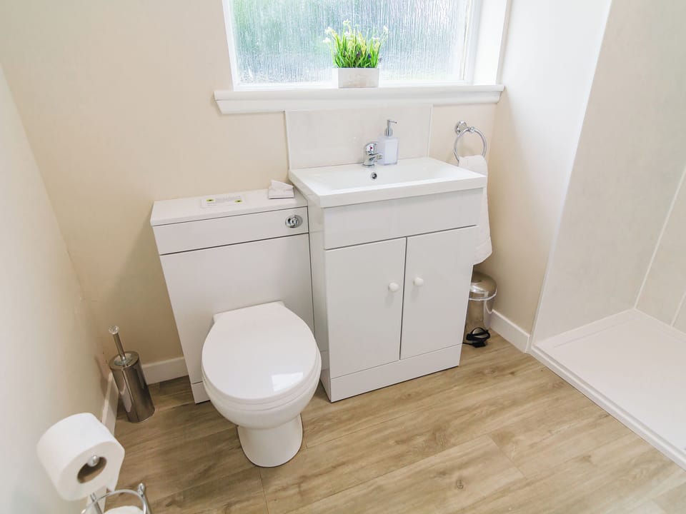 En-suite bathroom | Keepers Cottage - Dalnagar Castle And Cottages, Glenshee, Cairngorms