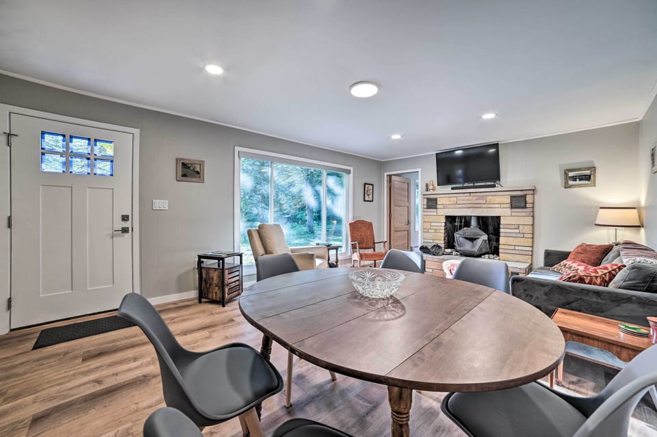 Dining Area | Dishware & Flatware Provided
