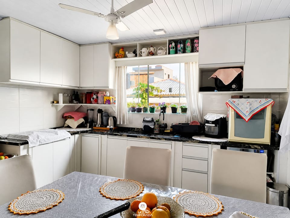 Family House, 3 Bedrooms, Air conditioning, Garden View | Private kitchen | Fridge, microwave, toaster oven, cookware/dishes/utensils