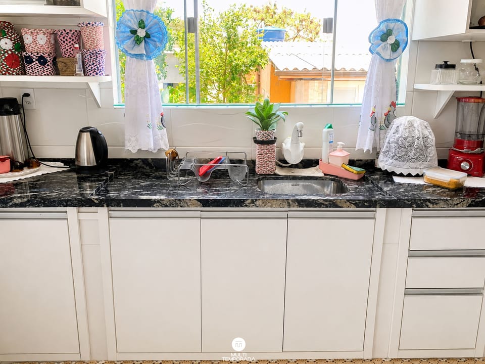 Family House, 3 Bedrooms, Air conditioning, Garden View | Private kitchen | Fridge, microwave, toaster oven, cookware/dishes/utensils