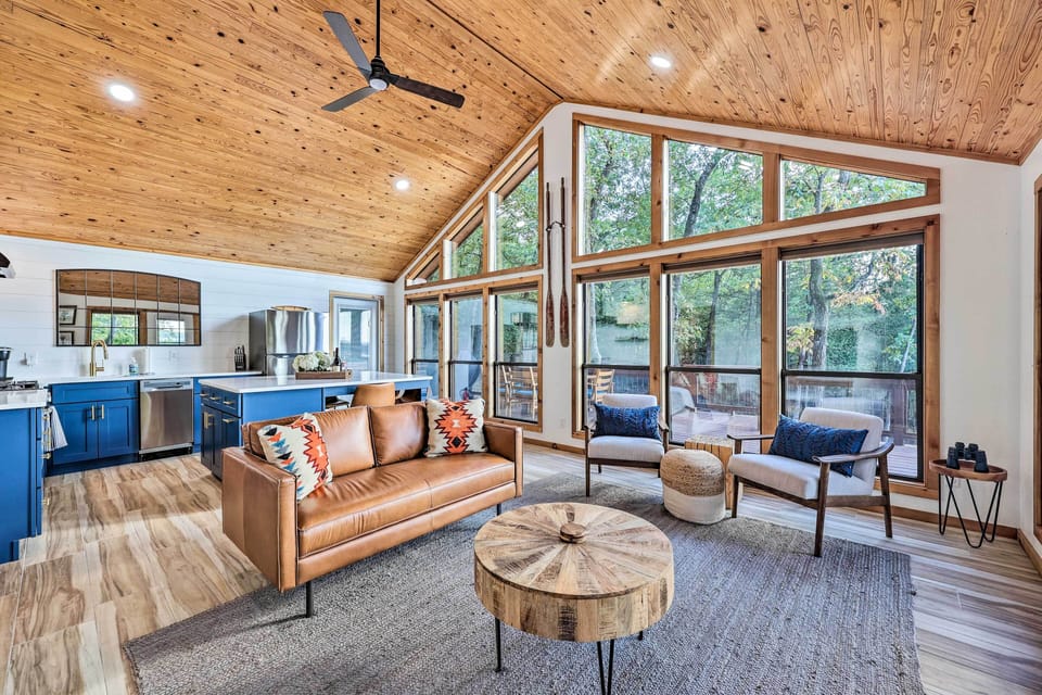 Living Room | Open Floor Plan | Central A/C & Heating | Free WiFi | Lake Views