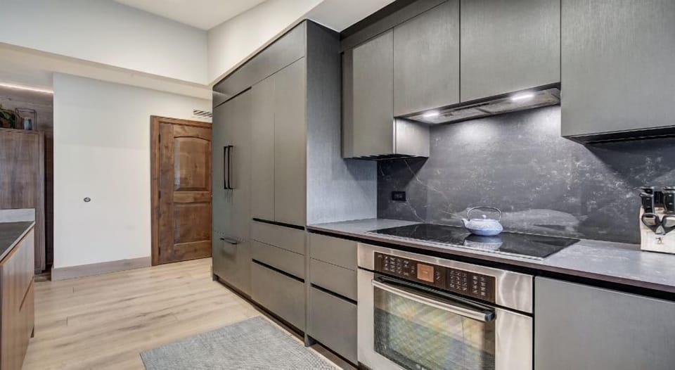 A continuation of the kitchen's luxury, this space features minimalist cabinetry and a stylish aesthetic, enhancing both functionality and design.