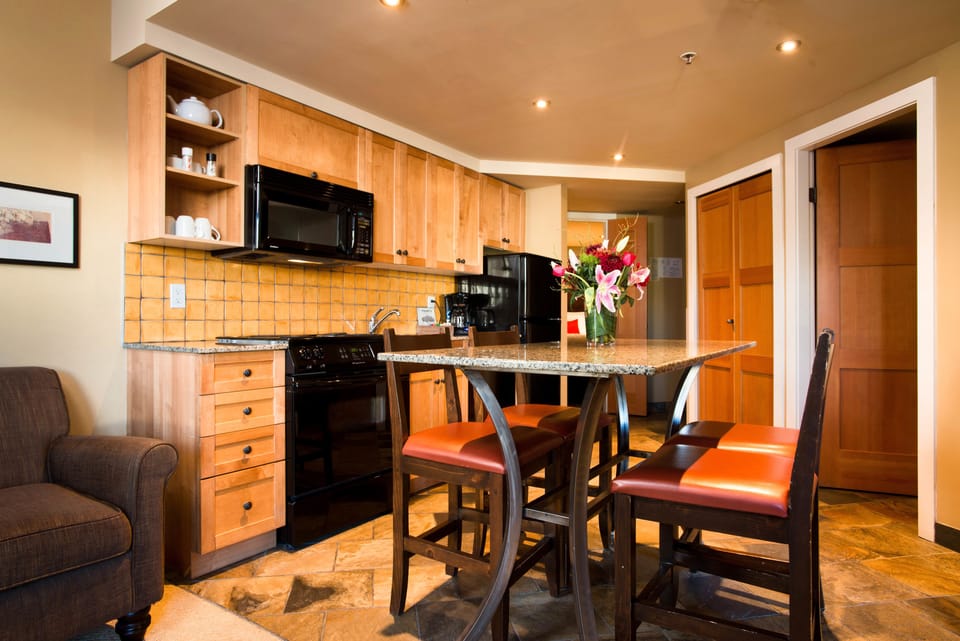 Suite, 2 Bedrooms, Valley View | Private kitchen | Fridge, microwave, oven, stovetop