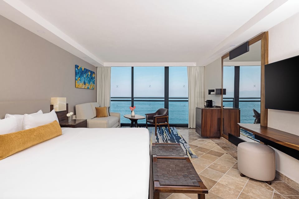 Ocean Front King | Free minibar, in-room safe, desk, iron/ironing board