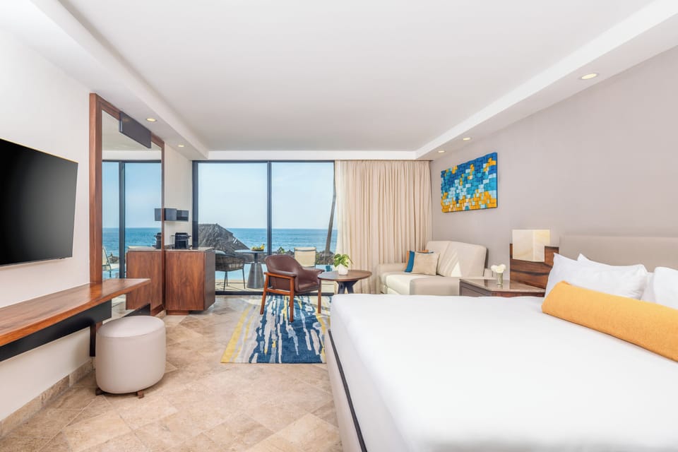 Swim Up King (18+only) | Free minibar, in-room safe, desk, iron/ironing board
