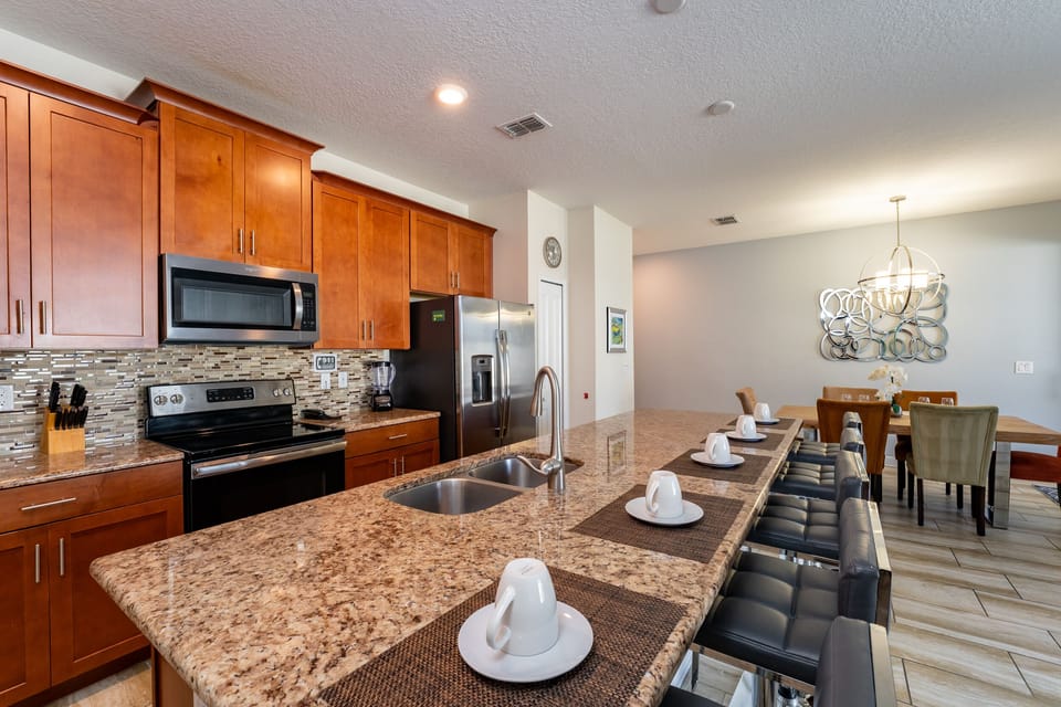 kitchen showing breakfast bar