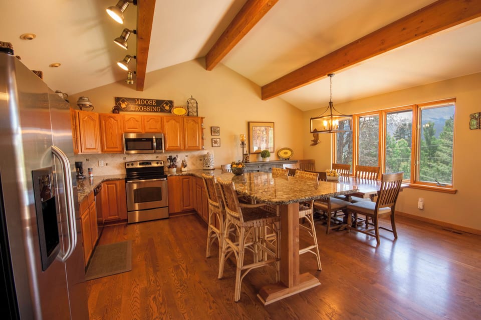 House, Multiple Beds, Hot Tub, Mountain View | Private kitchen | Fridge, microwave, oven, stovetop