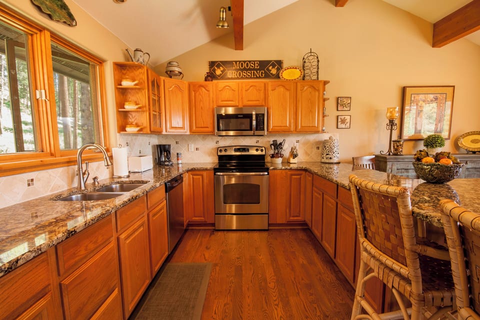 House, Multiple Beds, Hot Tub, Mountain View | Private kitchen | Fridge, microwave, oven, stovetop