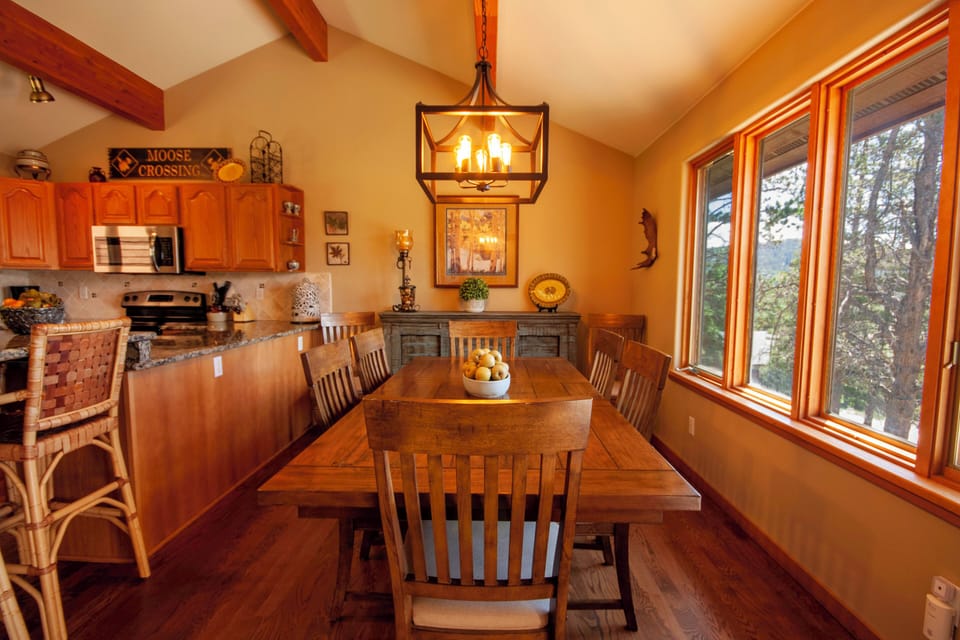 House, Multiple Beds, Hot Tub, Mountain View | Dining