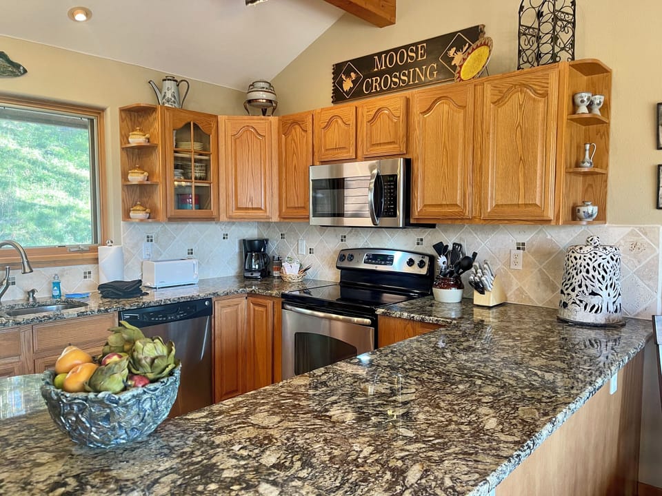 House, Multiple Beds, Hot Tub, Mountain View | Private kitchen | Fridge, microwave, oven, stovetop