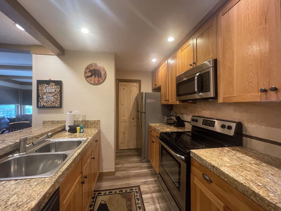 Condo, Multiple Beds, Pool Access, Mountain View | Private kitchen | Fridge, microwave, oven, stovetop