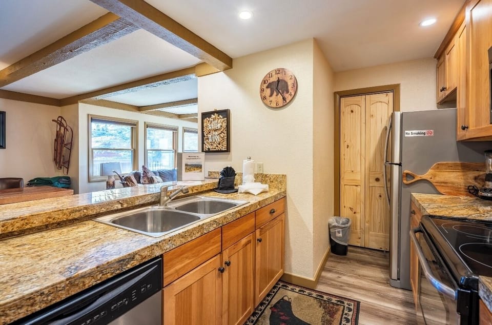 Condo, Multiple Beds, Pool Access, Mountain View | Private kitchen | Fridge, microwave, oven, stovetop