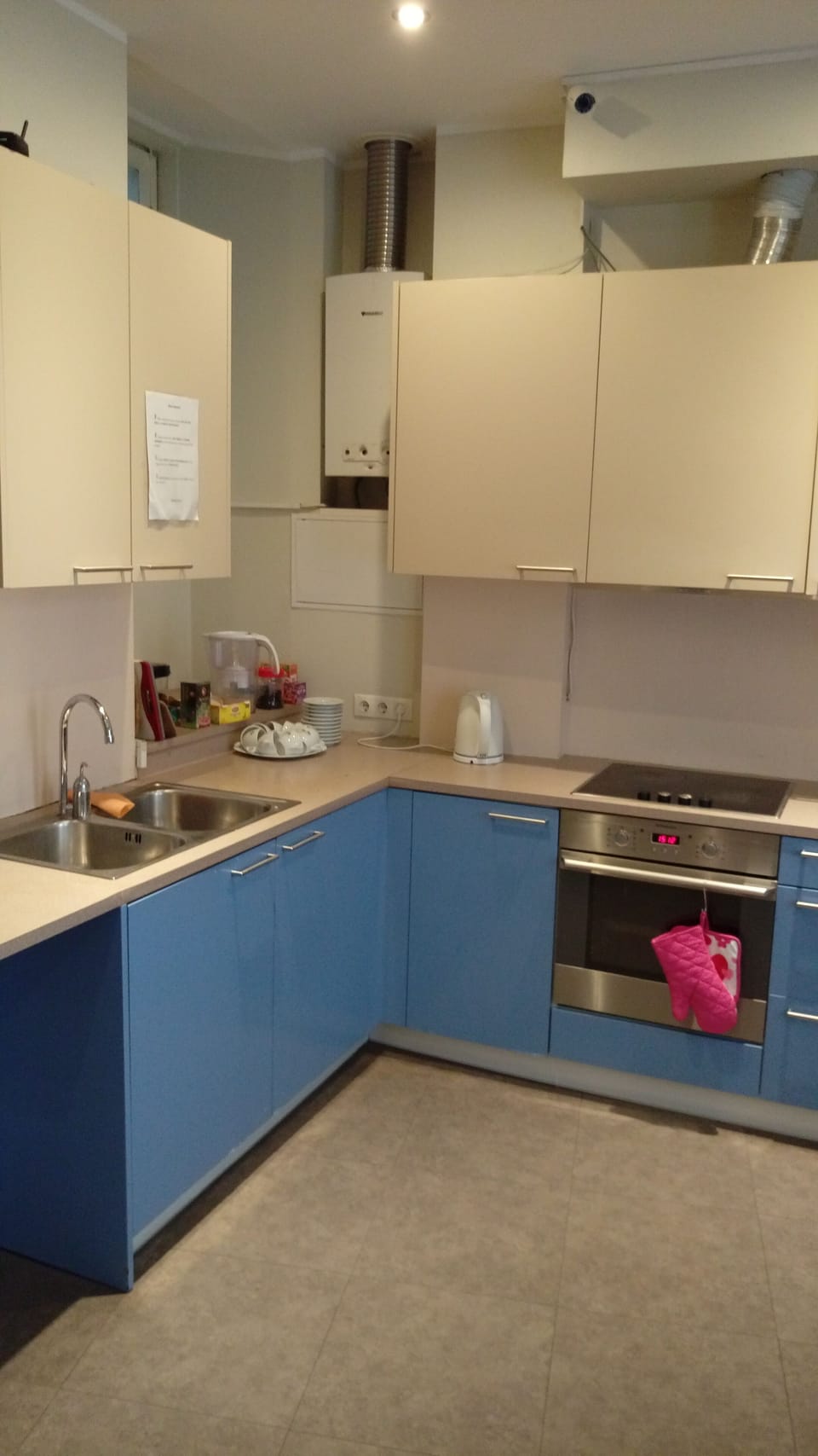 Full-size fridge, microwave, oven, stovetop