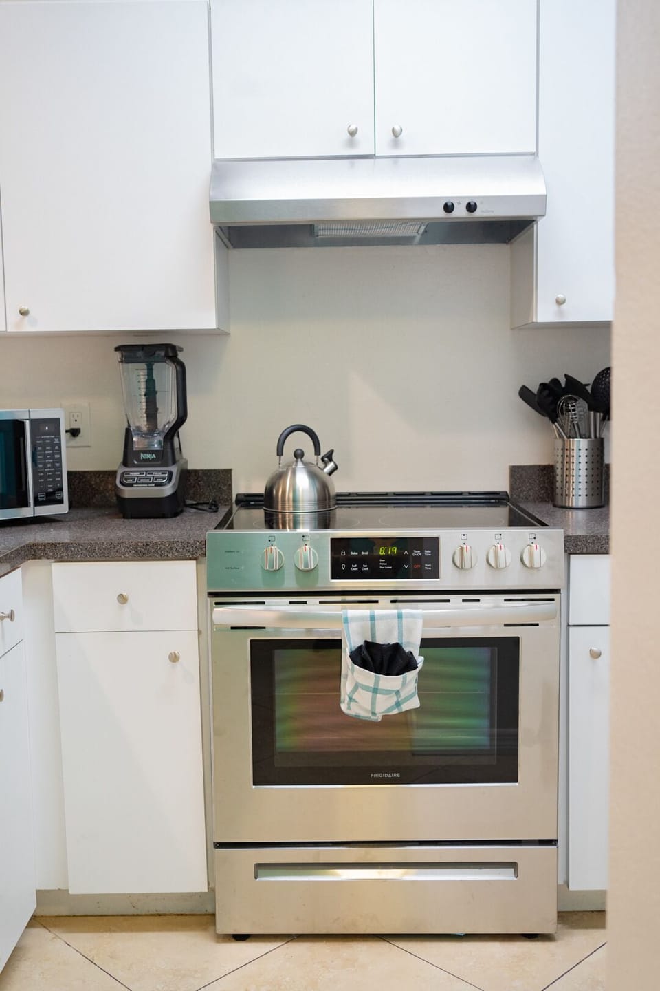 Keurig, 12 Cup Drip coffee maker, French Press, waffle maker, toaster & blender 