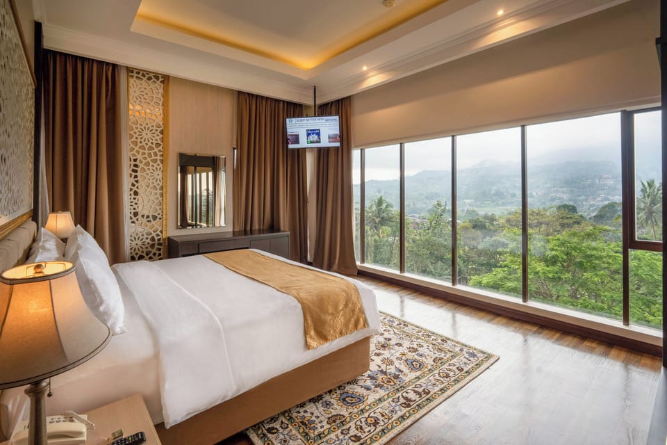 Suite Room | Desk, laptop workspace, soundproofing, iron/ironing board