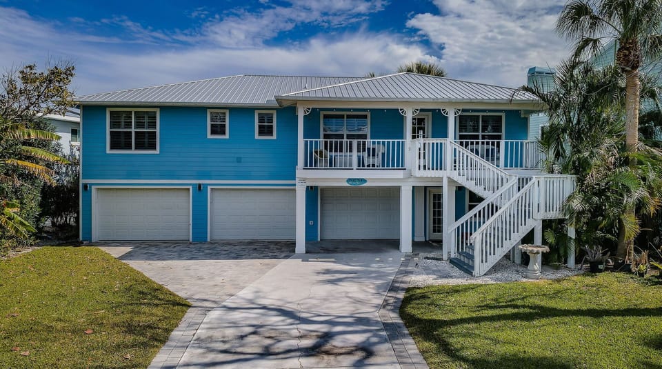 View as you pull up to the beach home
