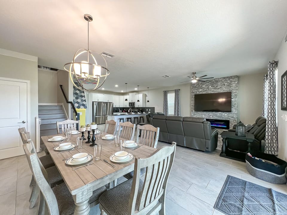 Dinner with the family at our oversized dinning room (1)