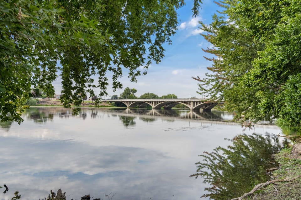 Beautiful views..cast a line or watch the local ducks and geese just steps away
