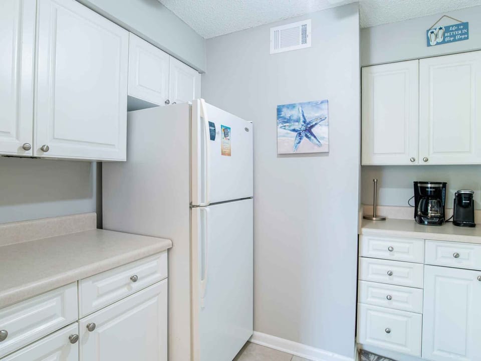 Condo, 1 King Bed with Sofa bed, Balcony | Private kitchen | Fridge, microwave, oven, stovetop