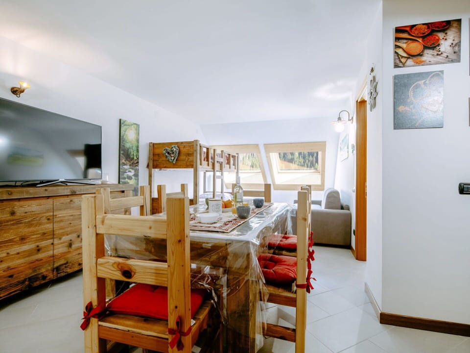 Picture Frame, Wood, Interior Design, Floor, Flooring, Hardwood, Wood Stain, Ceiling, Room